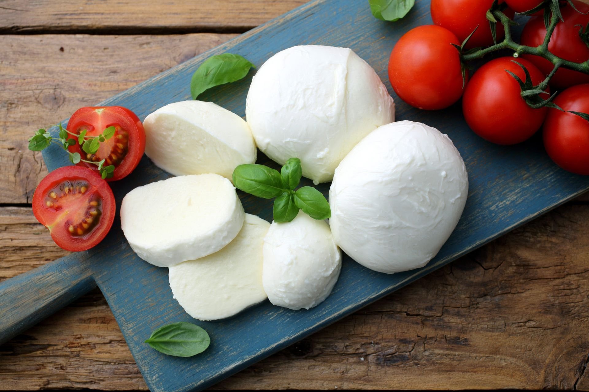 Сыр моцарелла. Сыр моцарелла Италия. Моцарелла mozzarella. Сыр рассольный моцарелла. Сыры Италии моцарелла.