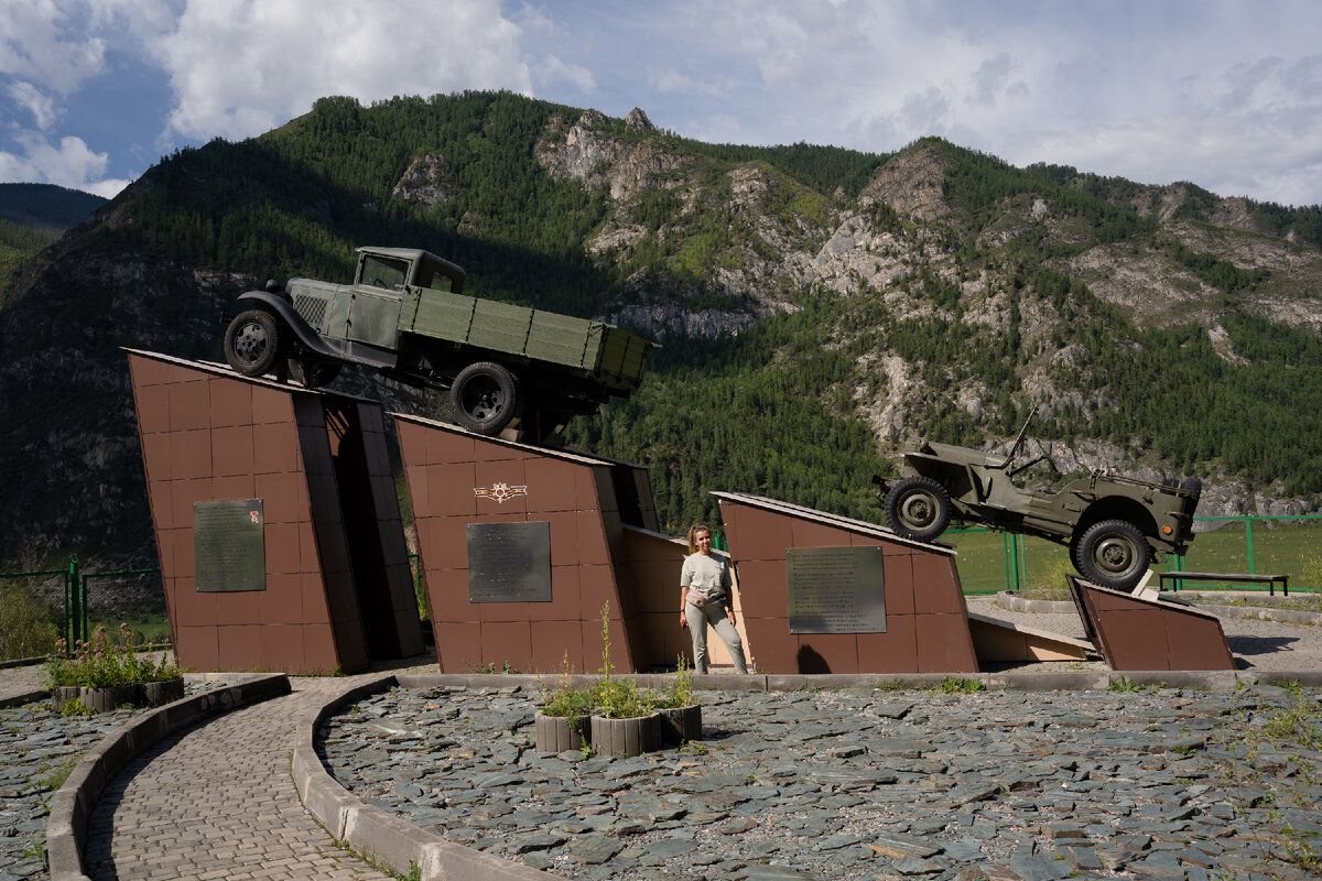 чуйский тракт памятник кольке снегиреву на алтае. чуйский тракт памятник автомобилистам. памятник кольке снегиреву алтай. шоферы чуйского тракта. шоферы чуйского тракта.
