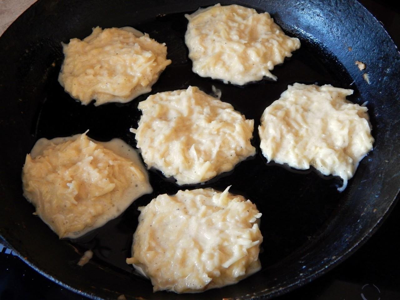 Картофельные драники на сковороде рецепт с фото с мукой и яйцом пошагово с чесноком