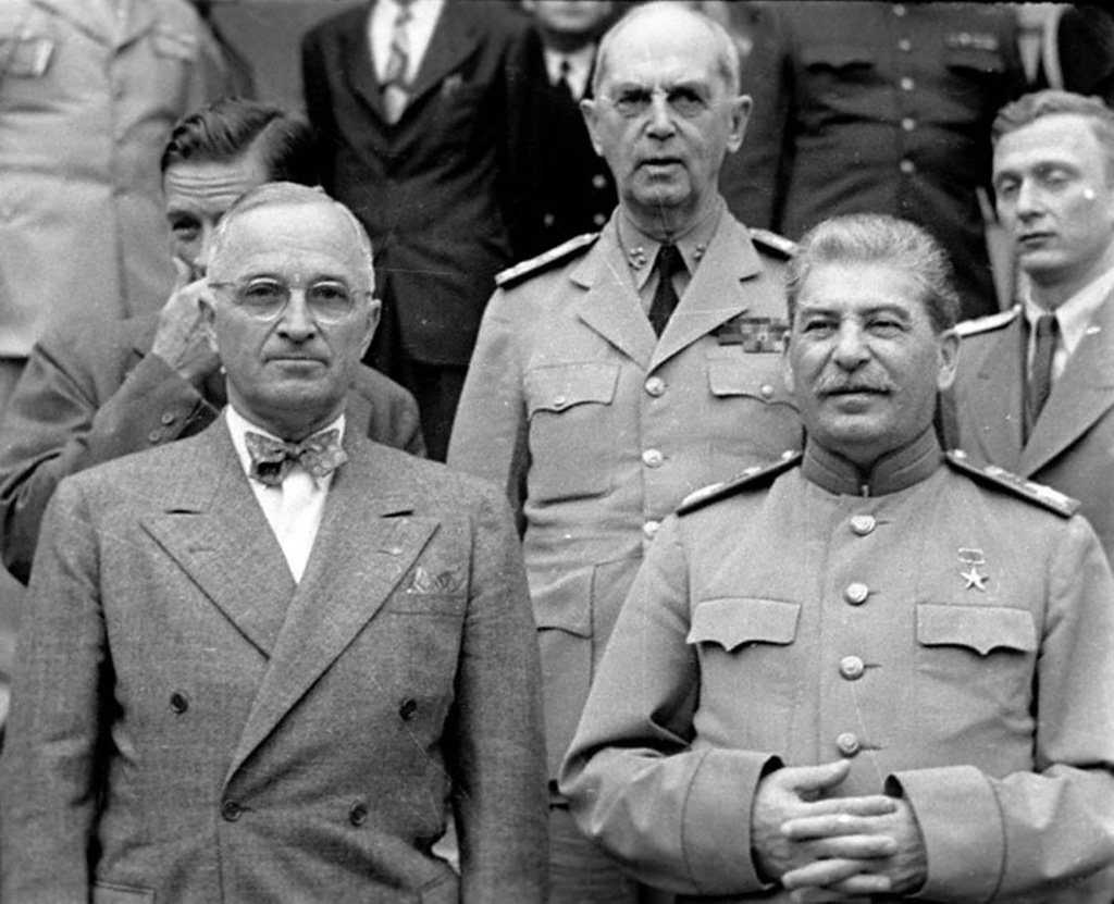 потсдамская конференция 1945 сталин трумэн эттли. рузвельт сталин черчилль конференция. сталин трумэн черчилль. сталин трумэн черчилль. ливадийский дворец сталин рузвельт черчилль.