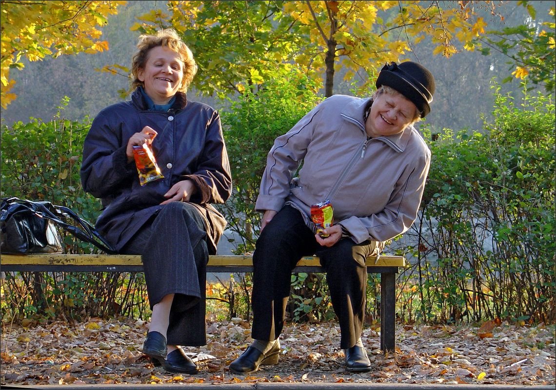 Мемы про семечки. Гопники семечки. Семечки мем. Лузгают семечки на скамейке. Сижу семечки.