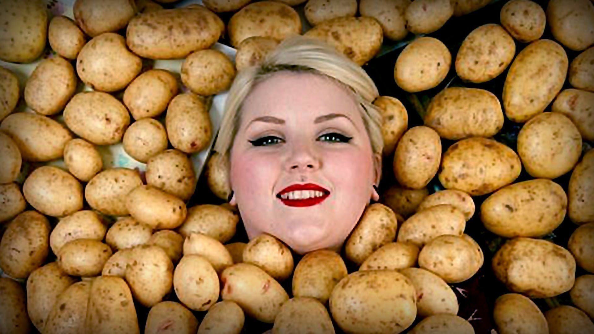 Включи про картошку. Картофель. Женщина с картофелем. Картошка картинка. Бабы на картошке.