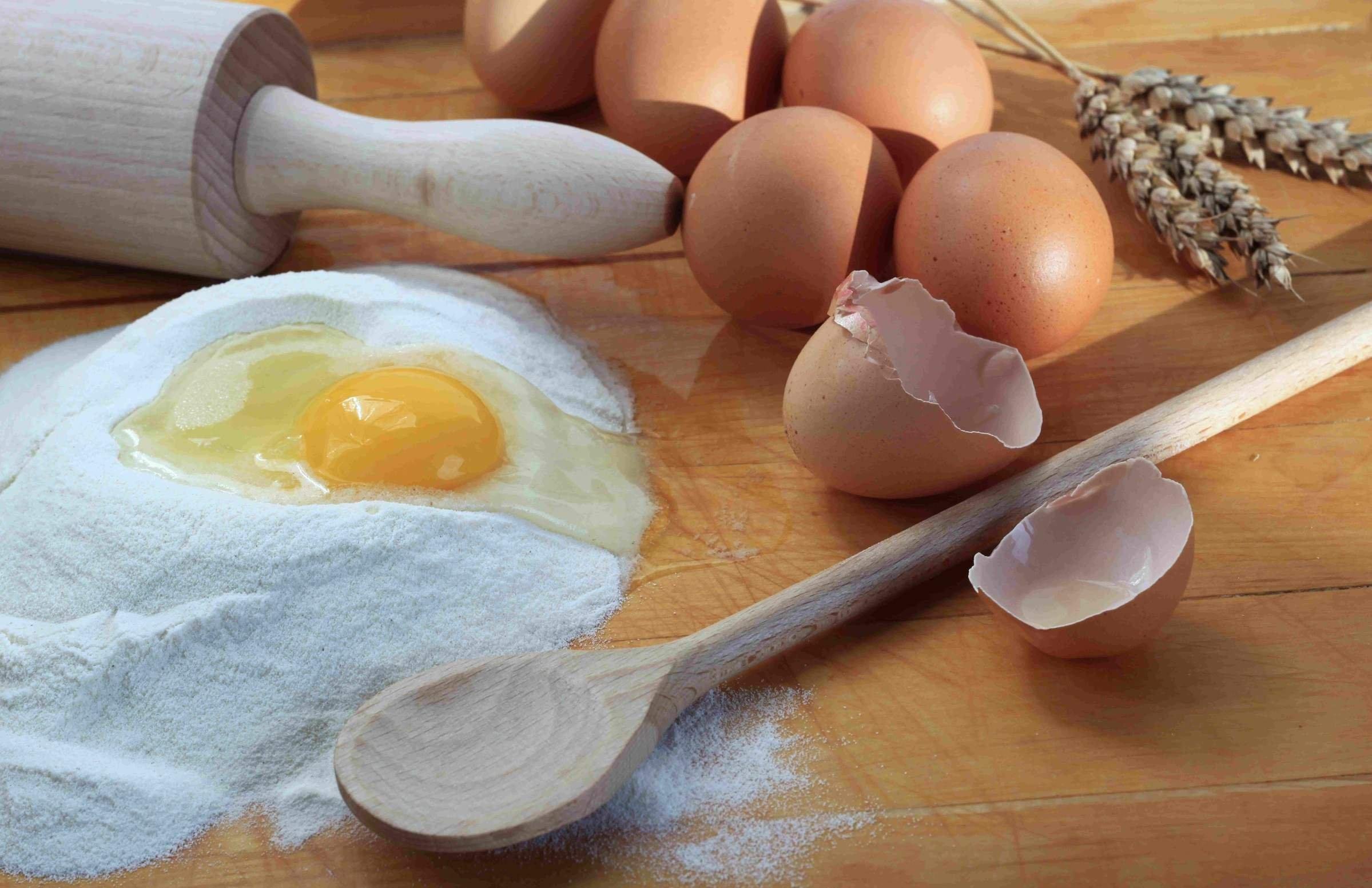 Для чего добавляют яйца в тесто. Мука и яйца. Тесто мука яйцо. Яйца для теста. Стол яйца мука.