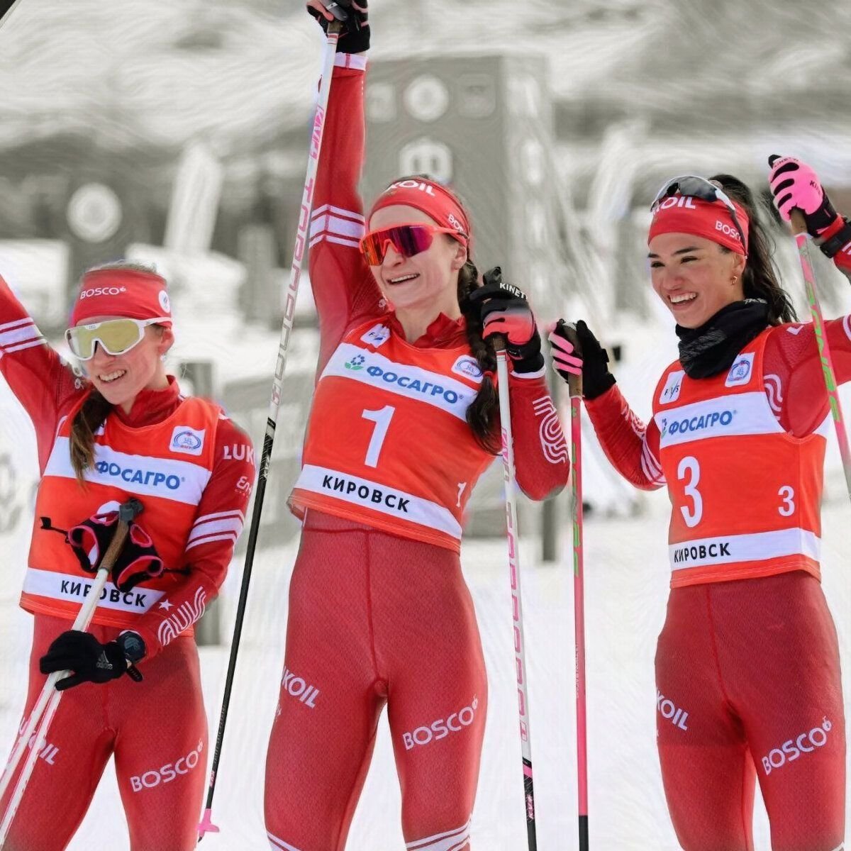 Лыжи женщины сегодня результат 10 км. Биатлонисты гонка. Лыжные гонки Олимпийские игры. Лыжи пасьют.
