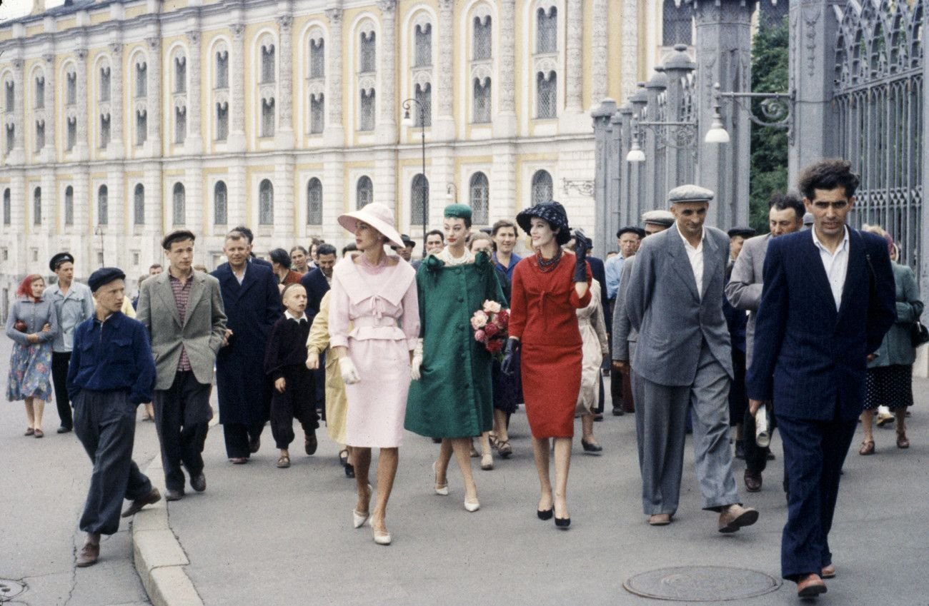 Люди годы фото. Кристиан диор в Москве 1959. Показ Кристиан диор 1959 в Москве. Модели Кристиан диор в Москве 1959 год. Модели Кристиан диор в Советской Москве 1959.