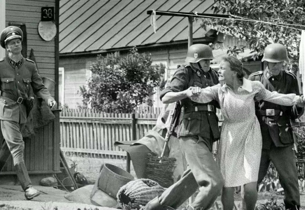 Российский вермахт. Киев сентябрь 1941 Бабий Яр. Дети и солдаты вермахта 1941.