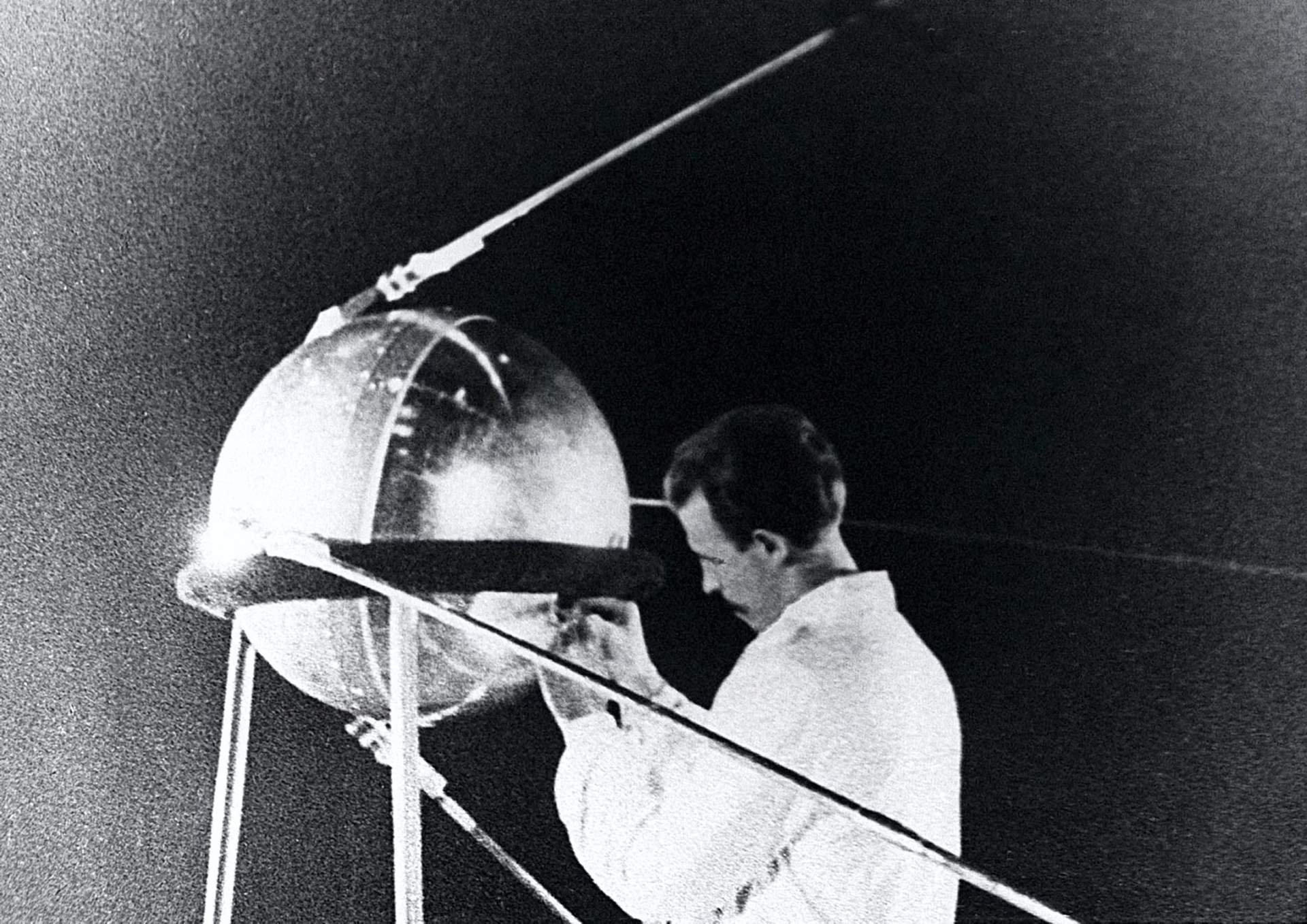 Про 1 спутник. Первый искусственный Спутник земли 1957. Первый Спутник земли запущенный 4 октября 1957. Искусственный Спутник земли СССР 1957. Первый ИСЗ Спутник СССР.