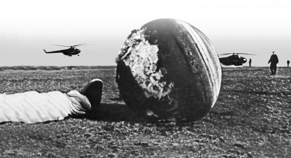Гагарин сразу после приземления. Приземление Гагарина 1961. Приземление Юрия Гагарина в Саратовской области. Приземление Юрия Гагарина после первого полета.