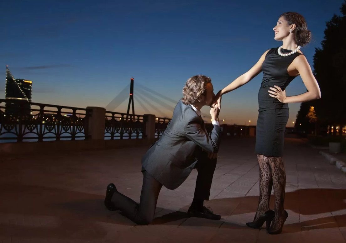 Поставить мужчину на колени. Девушка привстала на коленях. Унижение мужчины. Мужчина альфонс. Парень на коленях.