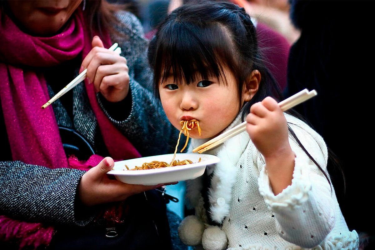 Бывший китайский. Японцы едят палочками. Китайцы едят палочками. Китаец ест лапшу. Культура еды в Японии.
