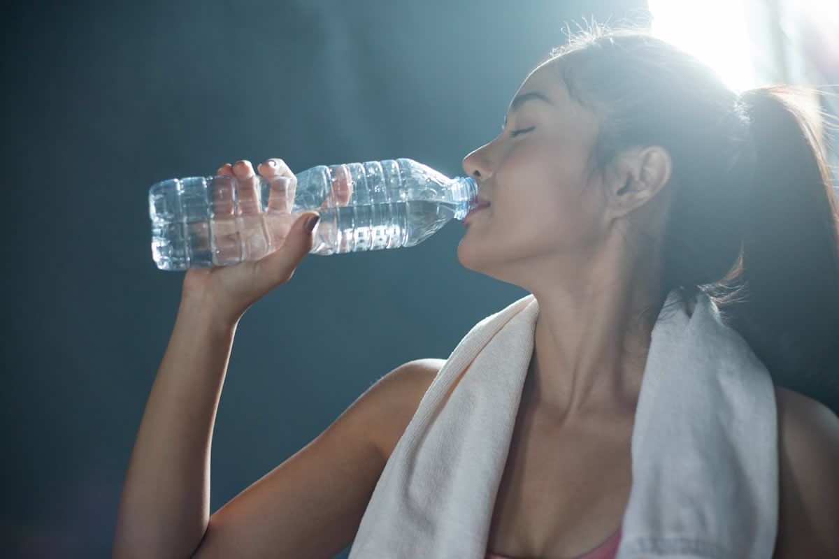 Питье воды отзывы. Пить воду. Девушка пьет воду. Девушка пьет воду из бутылки. Девушка пьет из бутылки.