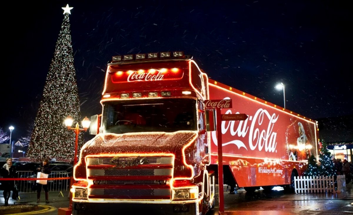 Реклама нового года. Новогодний грузовик Кока-кола. Рождественский грузовик Coca-Cola. Вольво VNL Кока кола. Грузовик Кока кола новый год.