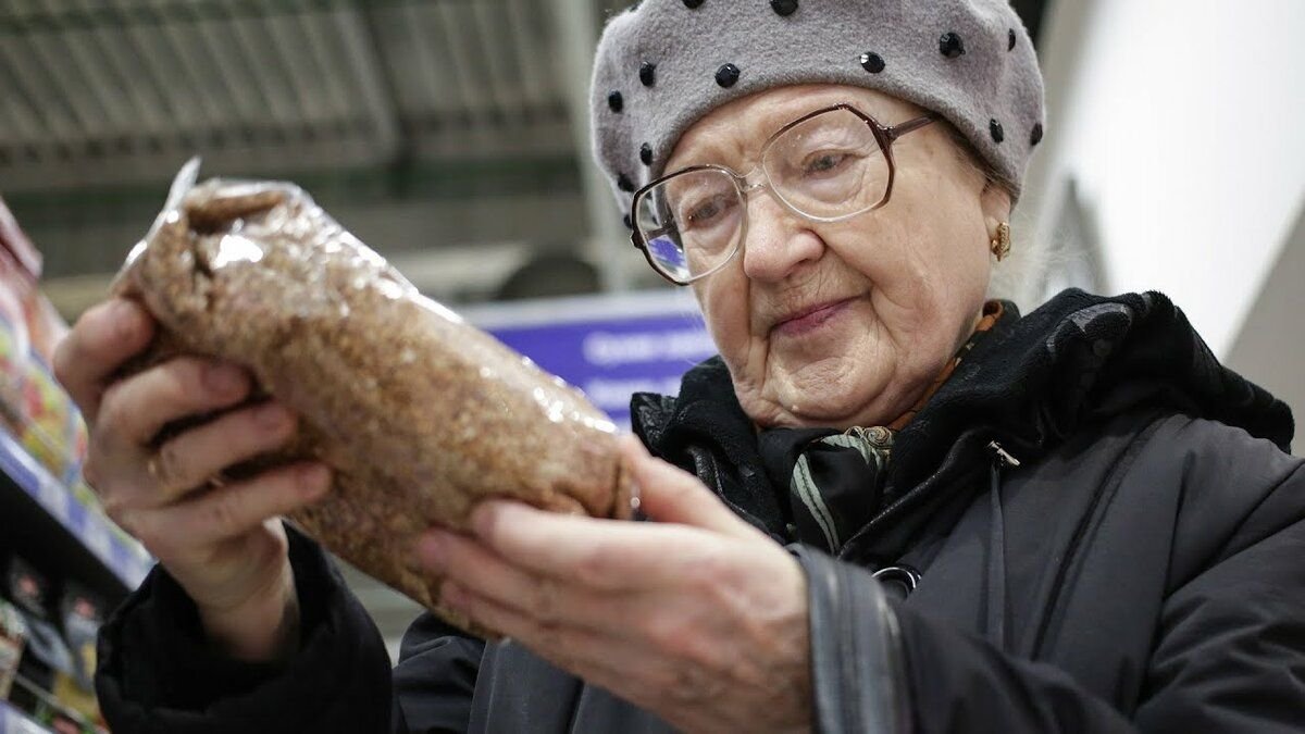 Покупки пенсионеров. Бабка с хлебом. Бабка с продуктами. Пенсионеры в России. Старушка и хлеб.