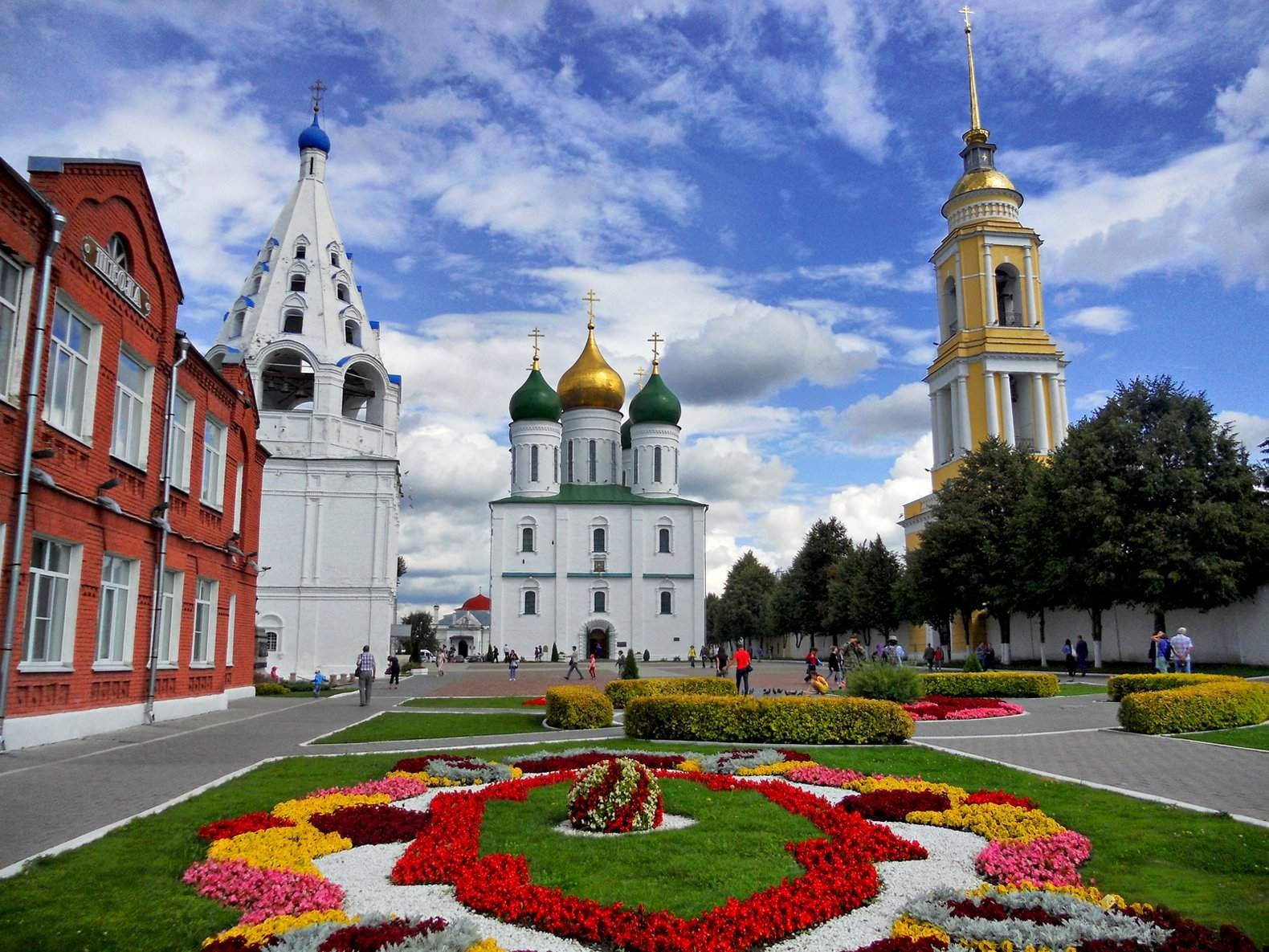 Город коломна. Соборная площадь Коломна. Коломна Кремль Соборная площадь. Коломна Соборная площадь достопримечательности. Панорама Соборной площади Коломна.