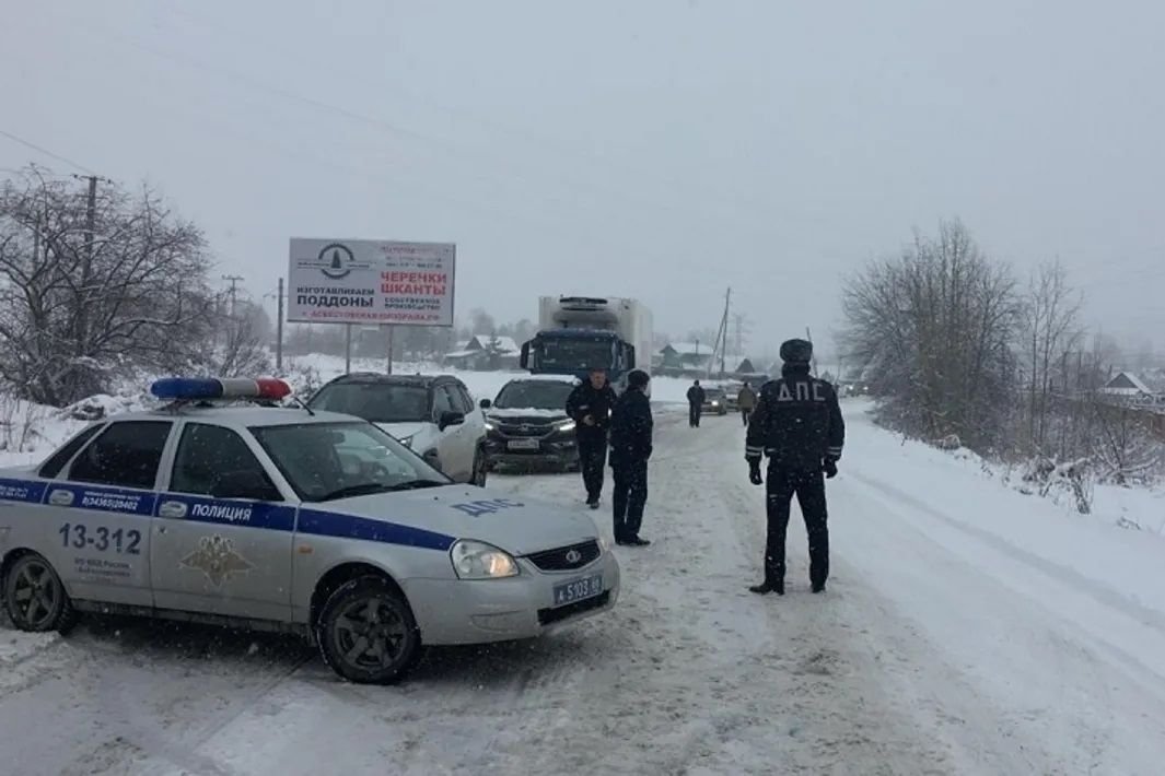 Погода в свердловском. ГИБДД Свердловской области. ГАИ Орен область город. ДПС фото 42 регион. Снегопад ДТП на дороге.