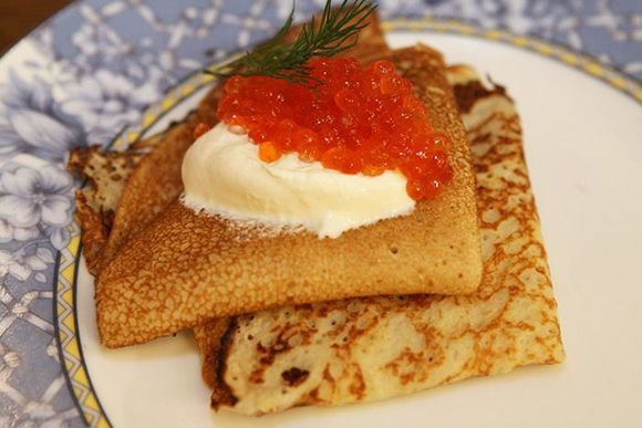Блины на кефире с красной икрой