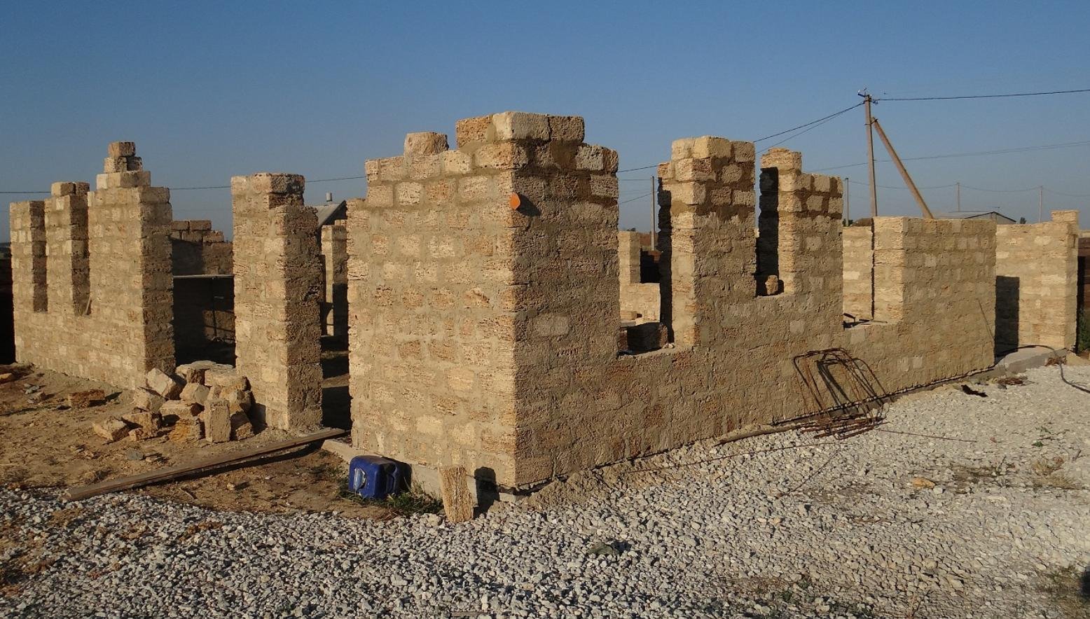 дом из ракушечника в крыму. дом из ракушечника. дачный домик из ракушечника. ракушняк м35. крымский дом из ракушняка в крыму.