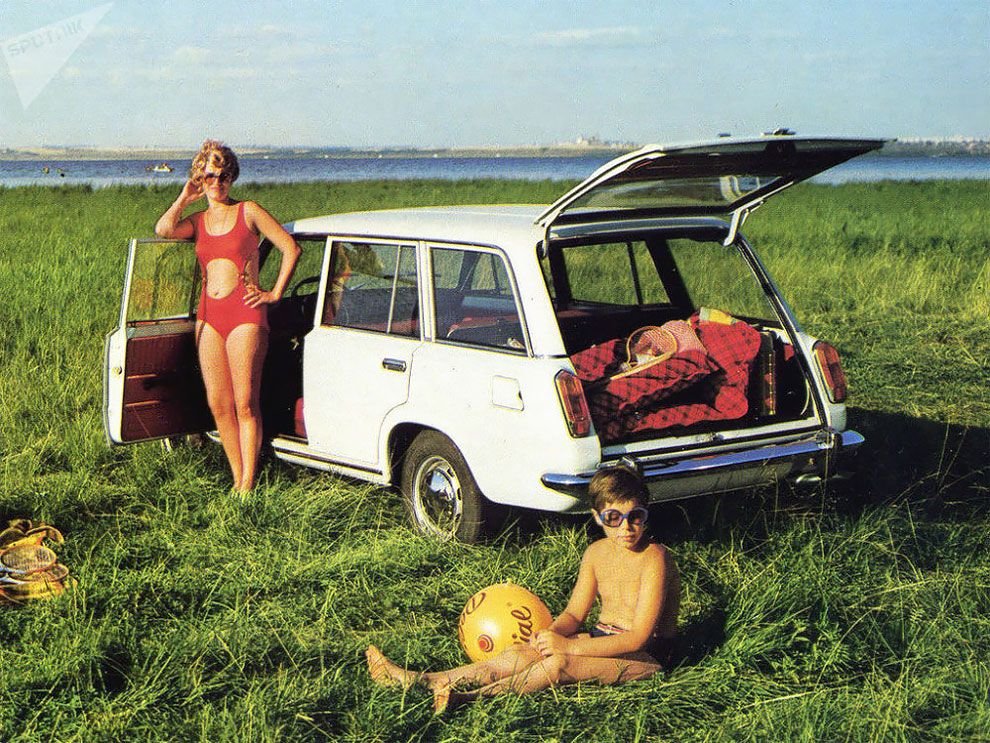 Рекламные фото советских автомобилей