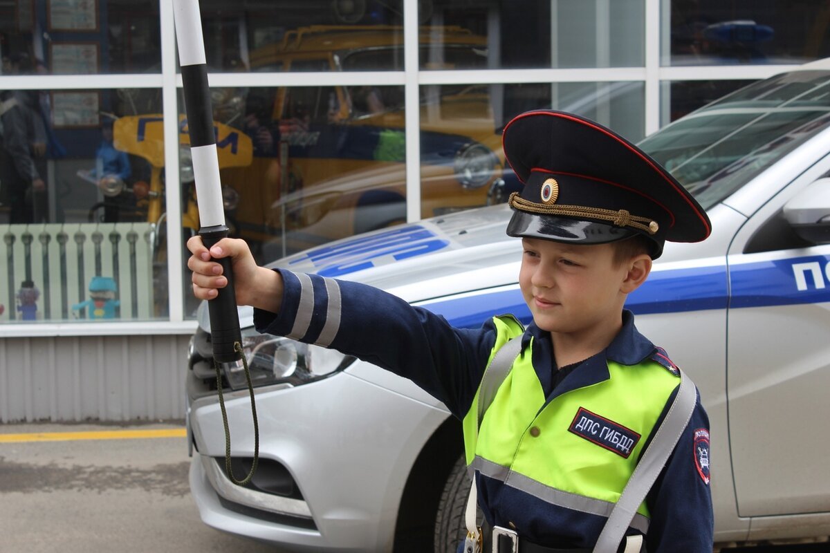 Самый юный «инспектор» ГИБДД в России и уже звезда соцсетей. Нужна ли