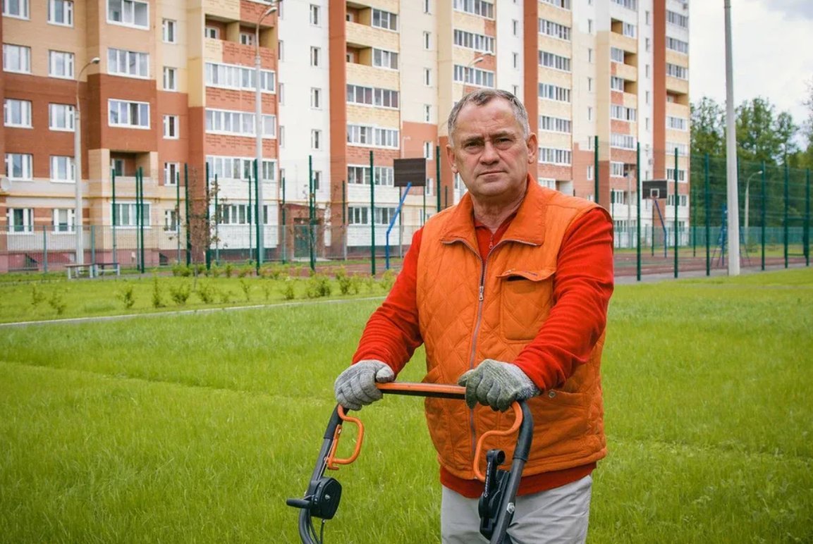 Мастер решу. Семён Бухарин дворник художник. Дворник Бухарин Ижевск. Дворник Семен Викторович Бухарин. Сергей Бухарин Ижевский дворник.