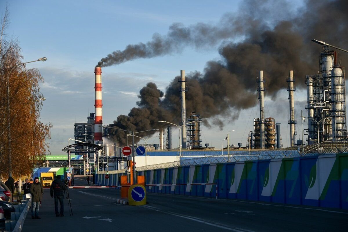 Нпз вблизи. НПЗ Капотня. Московский НПЗ Капотня. Факел НПЗ Капотня. Капотня (район Москвы).