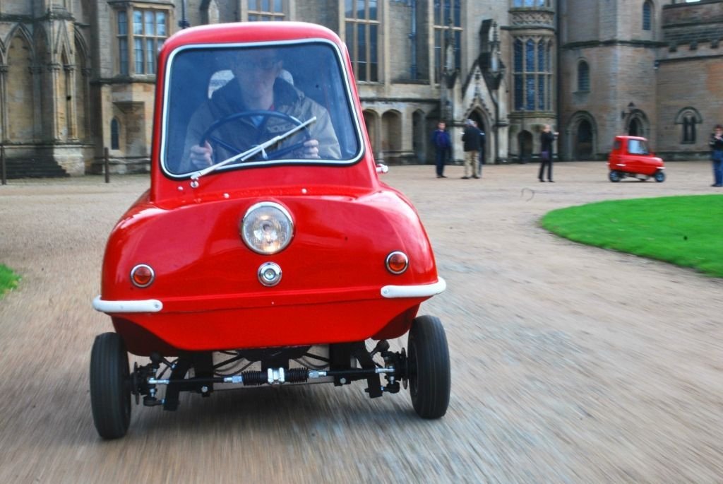 Самая маленькая машина. Peel p50. Трехколесный Peel p50. Одноместный автомобиль Peel p50. Peel p50 2021.