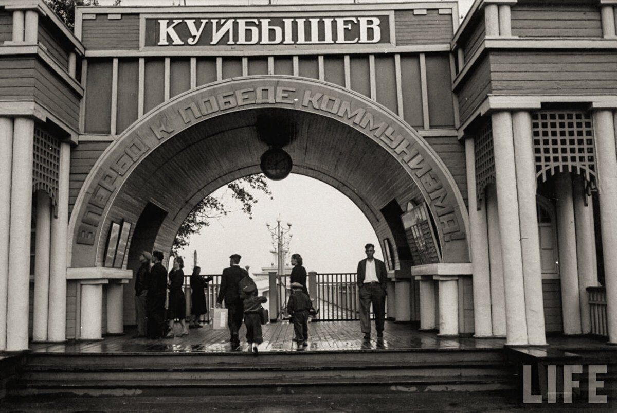 Куйбышев биография. Куйбышев 1935. Куйбышев СССР. Куйбышев старый Речной вокзал. Советский вокзал Самары Куйбышев.