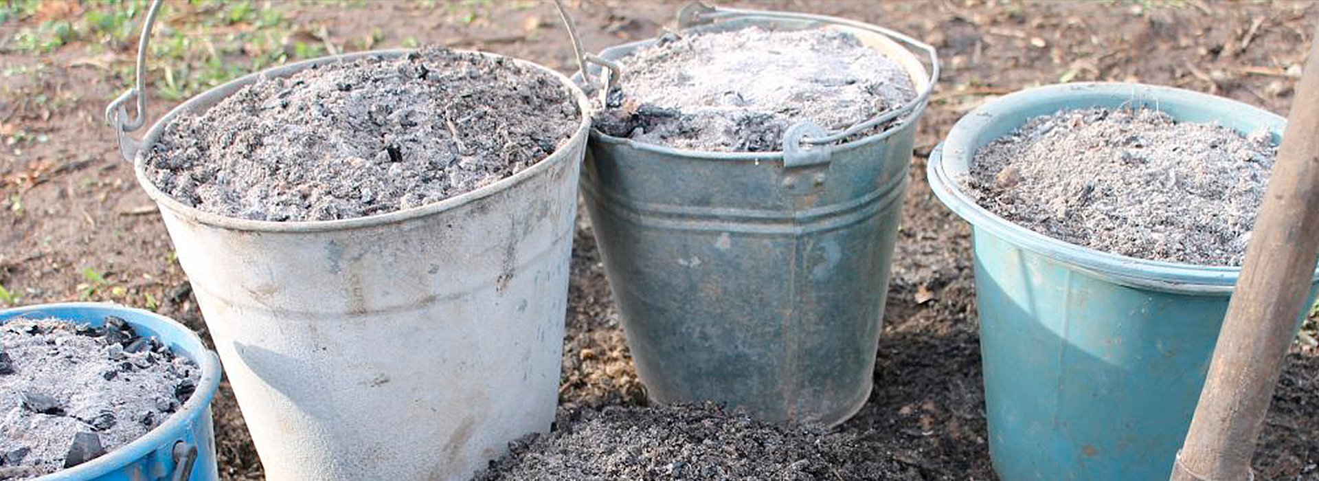 Зола для огорода. Удобрение в землю для цветов. Удобрение почвы. Зола древесная. Зола для огорода.