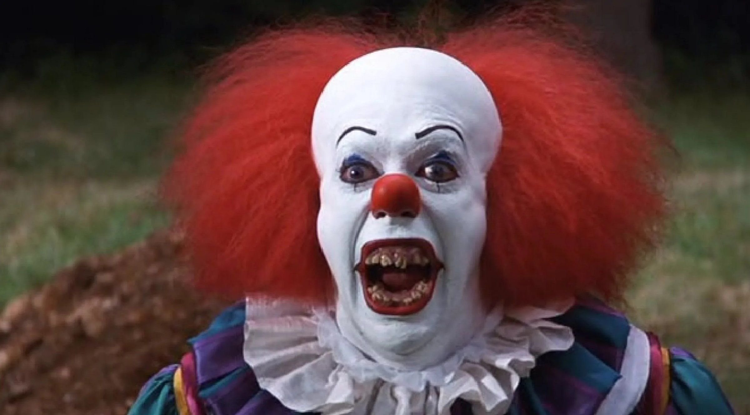 клоун пеннивайз 1990. оно 2017 клоун пеннивайз. клоун пеннивайз 2017 кадры. клоун пеннивайз 1990. клоун пеннивайз 1990.