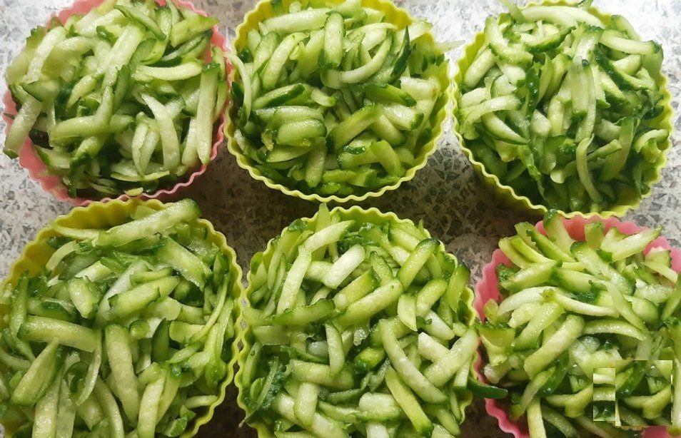 Заморозка овощей огурцов. Заморозка огурцов на зиму в морозилке. Заморозка огурцов на зиму в морозилке. Огурцы заморозка. Можно ли заморозить огурцы на зиму.