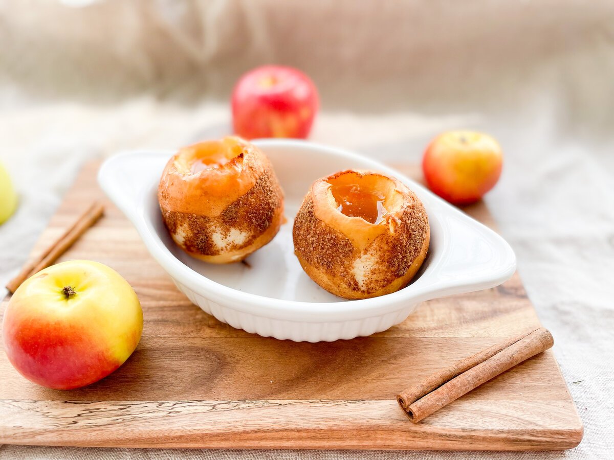 Сколько запекаются яблоки. Медовое яблоко в духовке. Польза печеных яблок. Польза запеченных яблок. Яблоко запеченное в духовке калорийность.