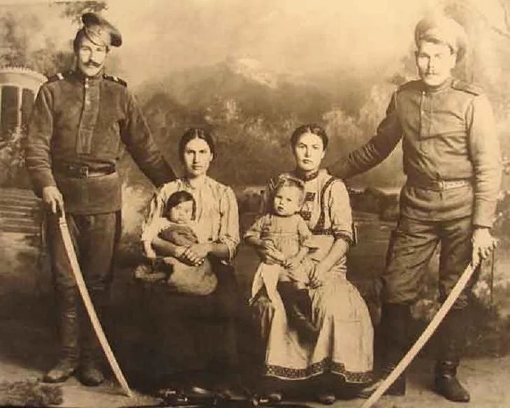 Гусарихи и семья. Уссурийские казаки семья 19 век. Казаки Донские 1900. Семья донских Казаков. Донское казачество семья.