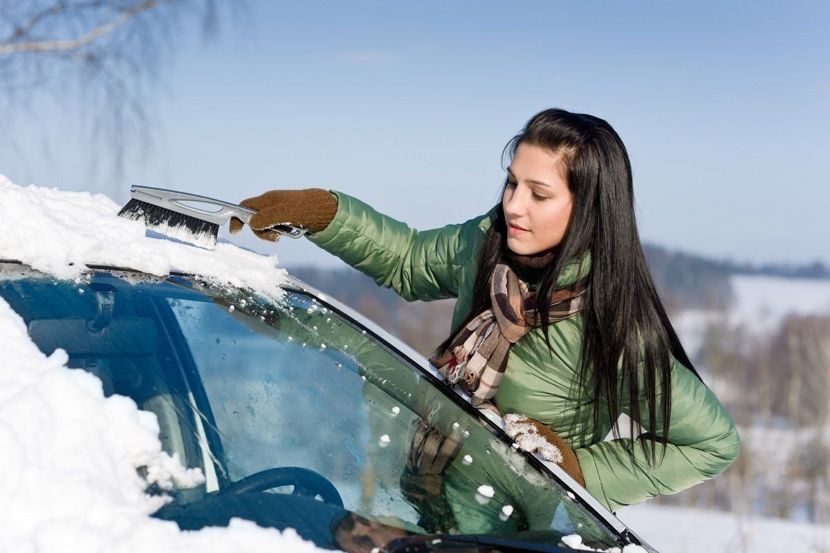 Девушка в сугробе. Автомобиль зимой. Девушка зима машина. Фотосессия с машиной зимой. Фотосессия с машиной девушки зимой.