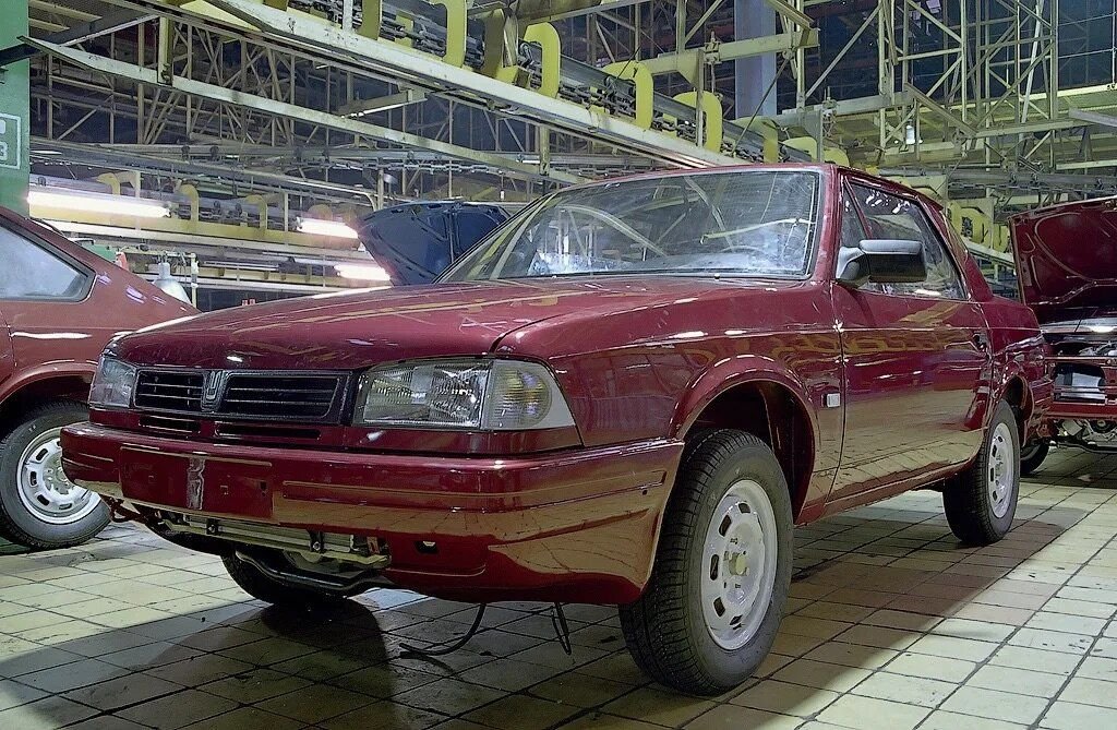 Москвич дуэт 1. Azlk team. Музей москвич азлк 2001. Автосалон москвич. Значок москвича 2141.