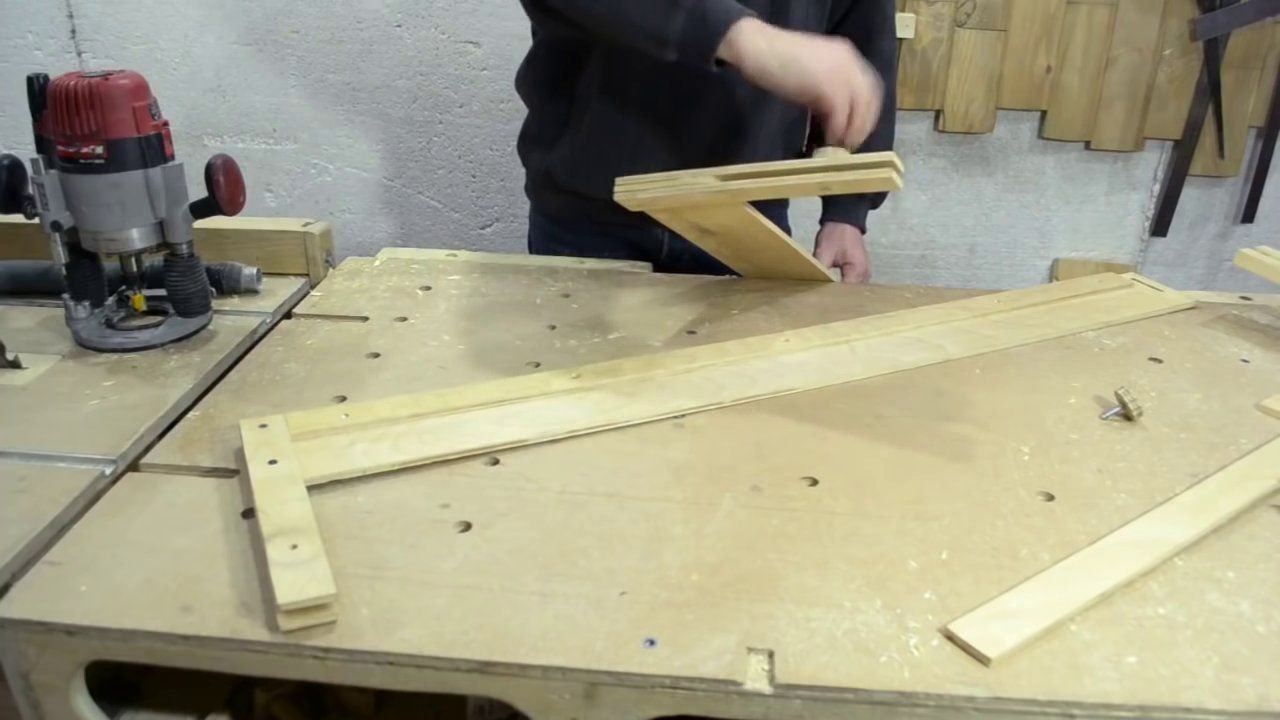 кондуктор для шкантового соединения. дзен столярка. самоцентрирующийся кондуктор для шкантов. паз под шкант. каретка для циркулярки под 45 градусов.