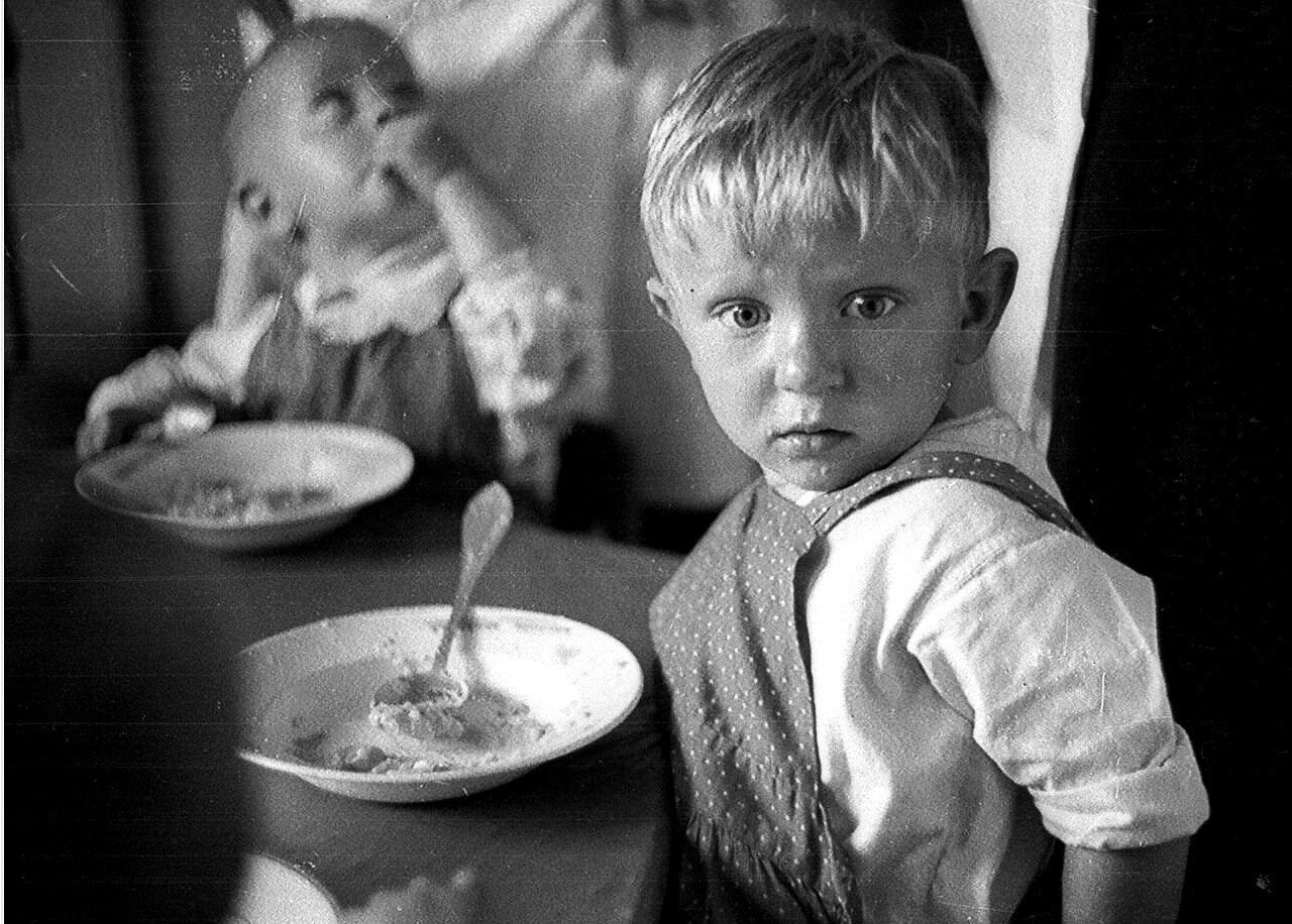 Есть старая. Мальчик СССР. Дети едят в детском саду СССР. Мальчик в детском саду СССР. Обед в детском саду СССР.