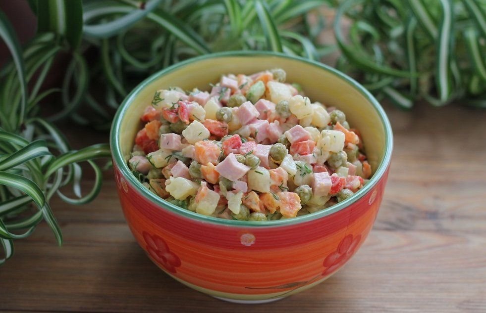 Советский салат столичный. Оливье салат салаты. Советский салат столичный. Оливье с куриной грудкой. Альтернатива салатам.