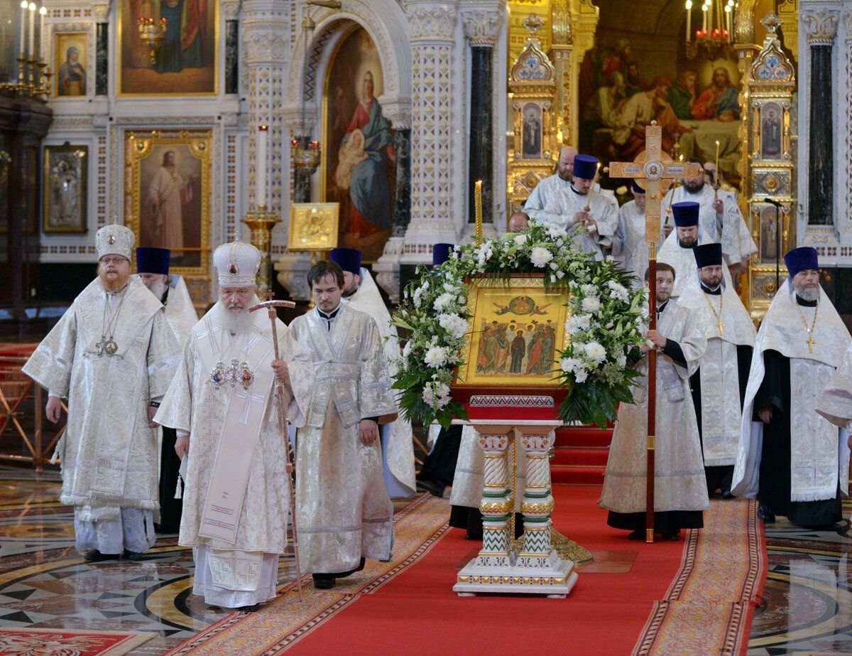 Вознесение господне какой цвет облачения. Вознесение Господне служба в церкви. Вознесение Господне служба в храме. Облачение священника на Вознесение Господне. Вознесение Господне храм Христа Спасителя.