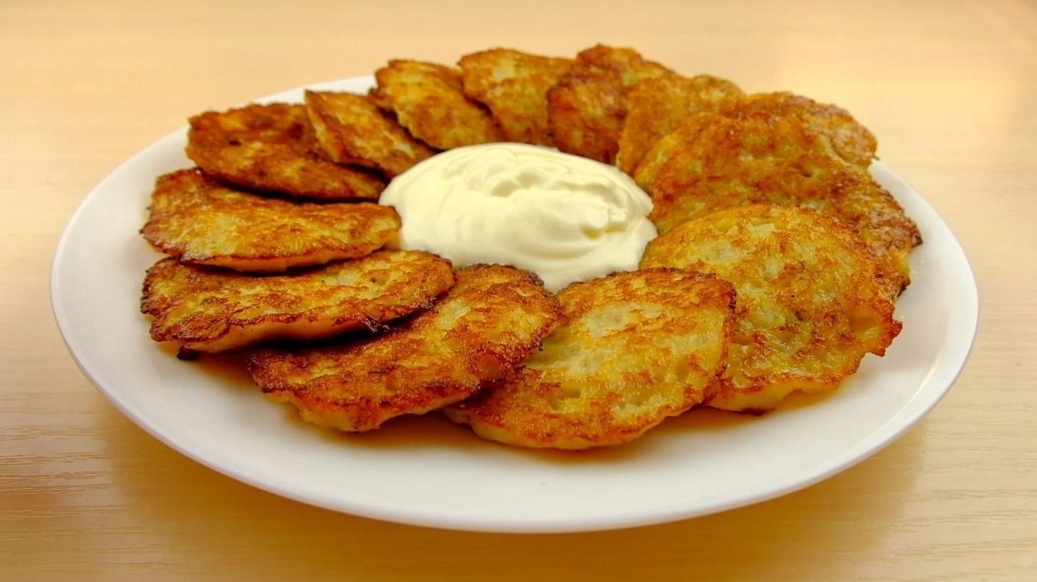 белорусская кухня колдуны. белорусские деруны с фаршем. классические колдуны. колдуны пельмени. драники картофельные с фаршем.