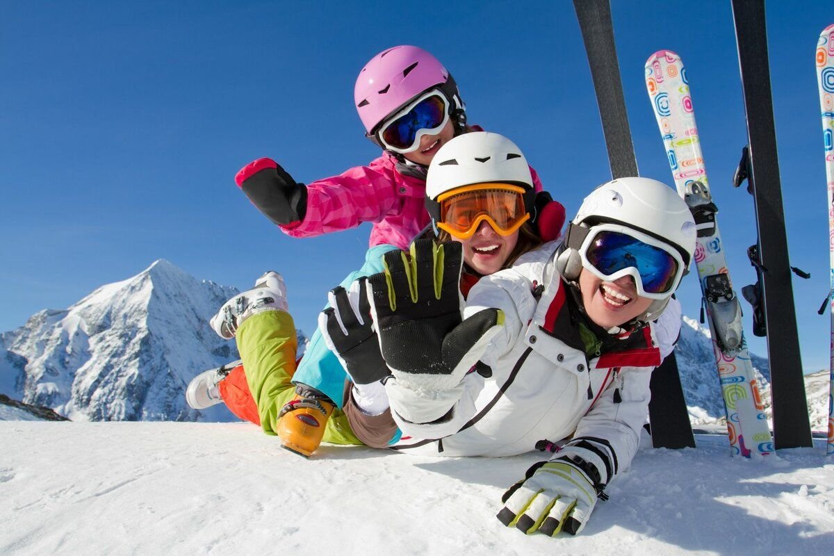 Катание на горнолыжном курорте. Зимний спорт. Катание на горных лыжах. Горы лыжи. Семья на горных лыжах.