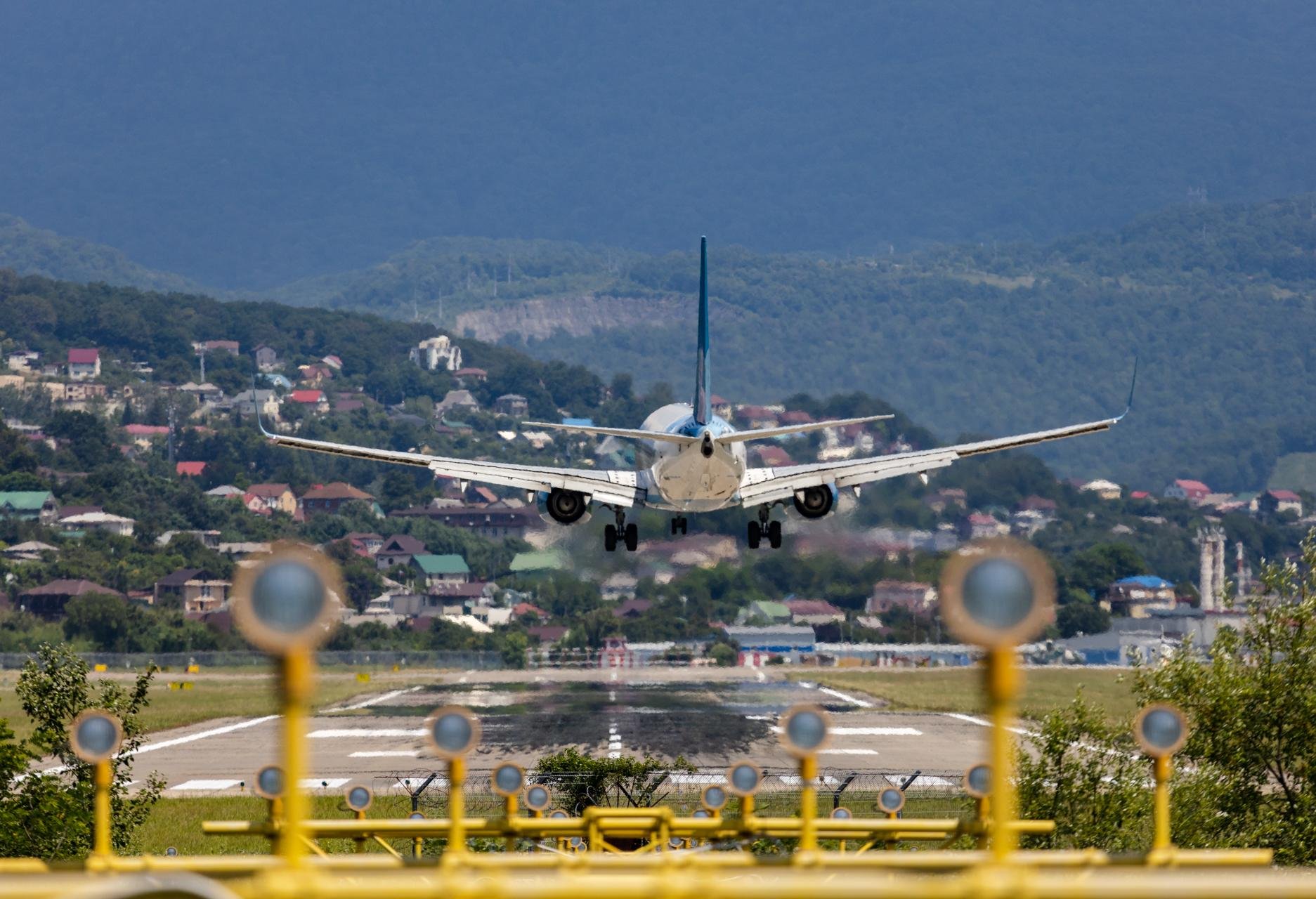 Аэропорт Сочи. Самолет в небе Сочи. Сочи небо