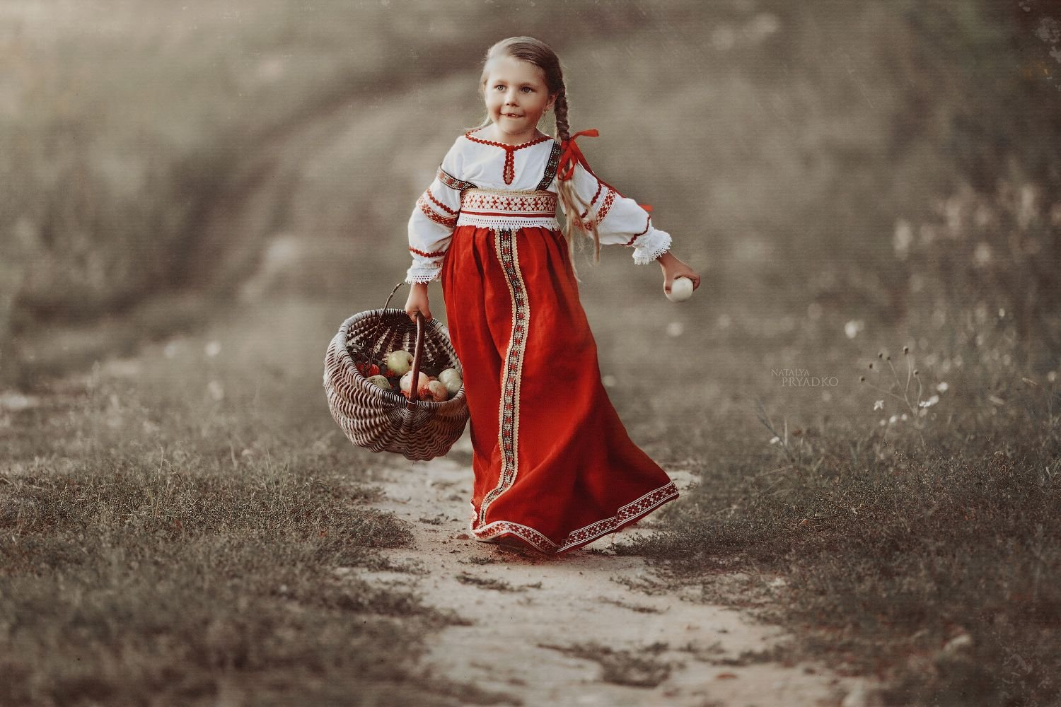 Мало русский. Славянские дети. Славянская девочка. Славяне девочки. Фотосессия в русском народном стиле для детей.