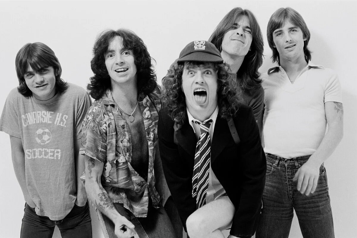 Янге слушать. AC/DC группа. Группа AC/DC молодые. AC/DC группа в молодости. AC/DC bon Scott 1979.