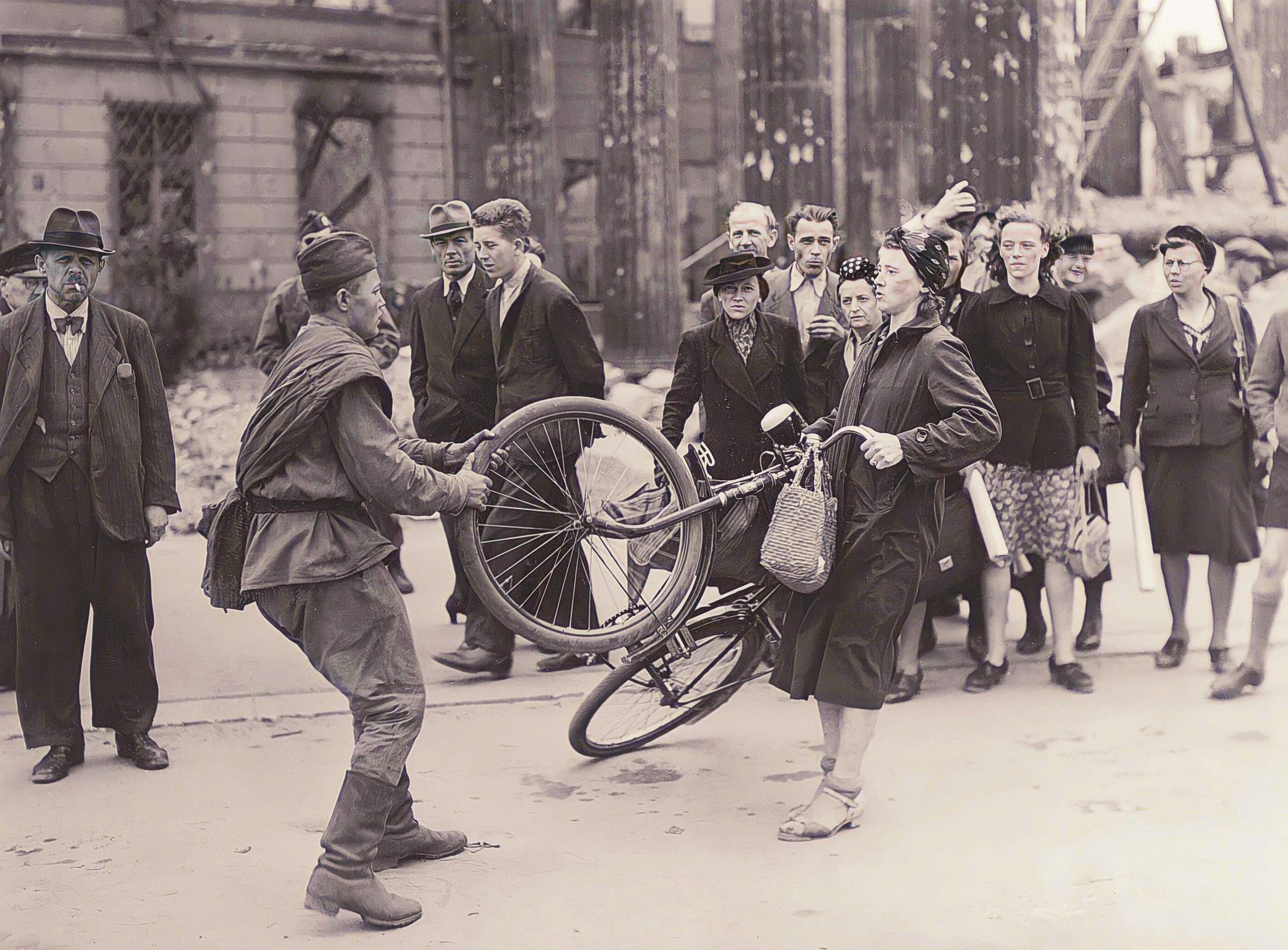 Оккупация европы. Русские солдаты в Берлине 1945. Немки в Германии в 1945 и советские солдаты. Советские солдаты в Германии 1945.