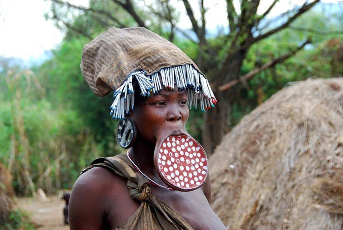 Негритянка в джунглях. Племя Мурси Хамер Эфиопия.