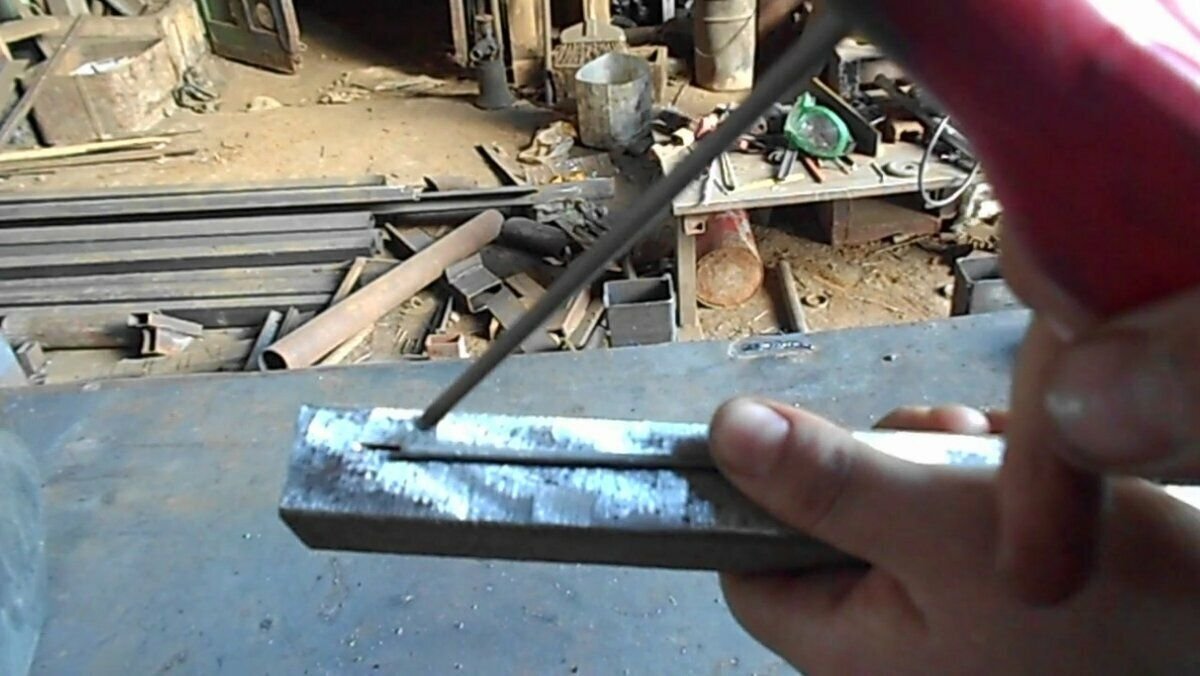 Электроды 2мм для сварки инвертором профильной трубы. Сварка профильной трубы 1. 5. Каким электродом варить металл 2 мм. Диаметр электрода и толщина металла таблица.