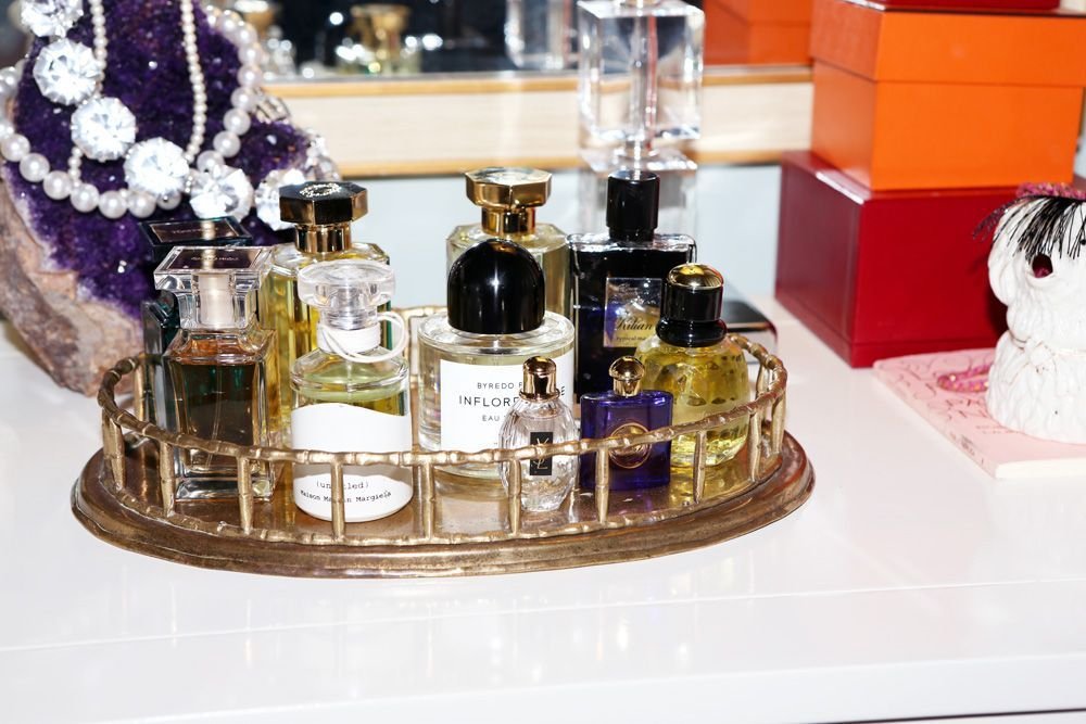 варианты духов. элитная косметика. магазин духов брокард. шкафчик для парфюмерии. полка для парфюма.