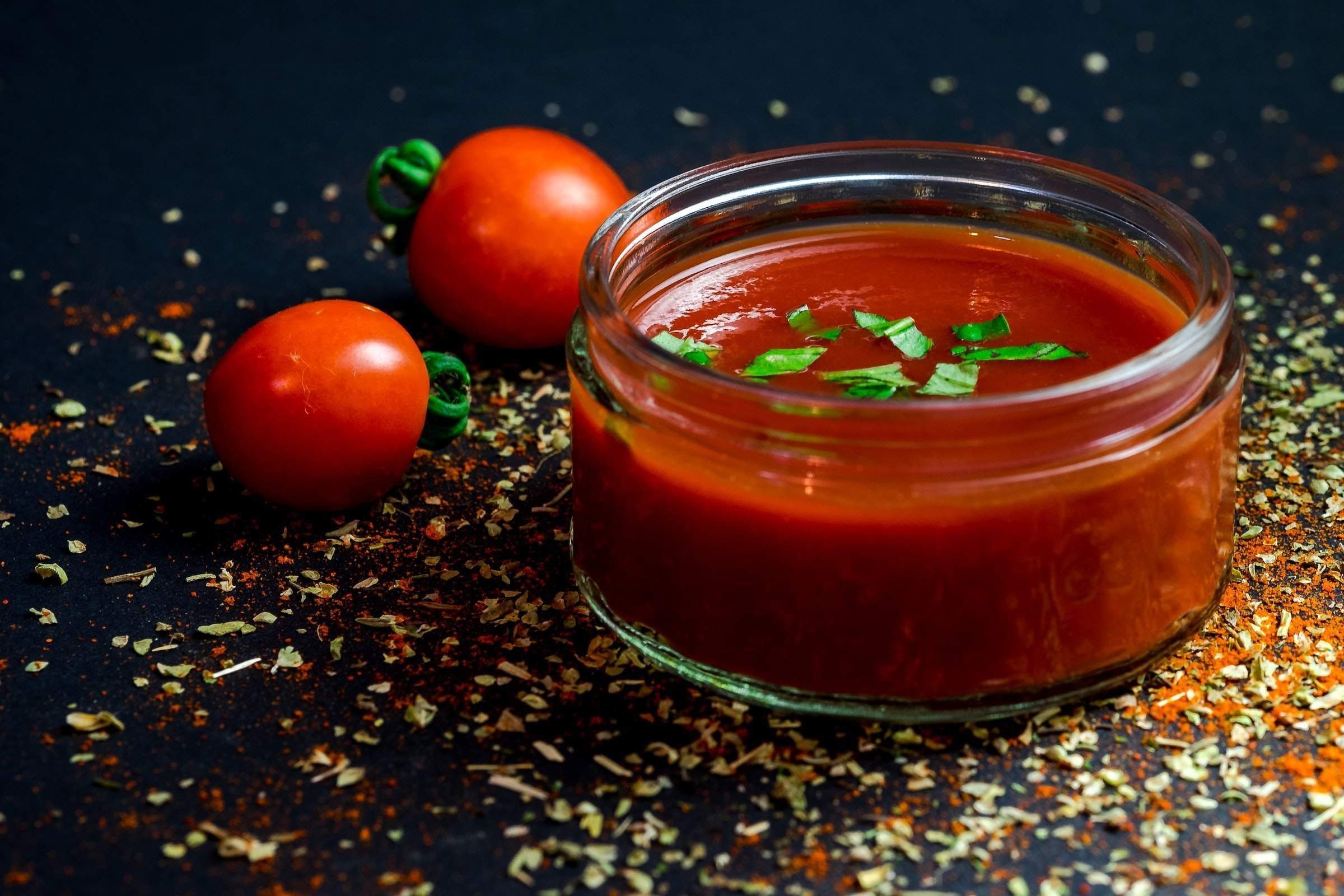 Добавь томатную. Помидорный соус Томато. Sauce tomate соус томатный. Сальса из томатов. Аджика.