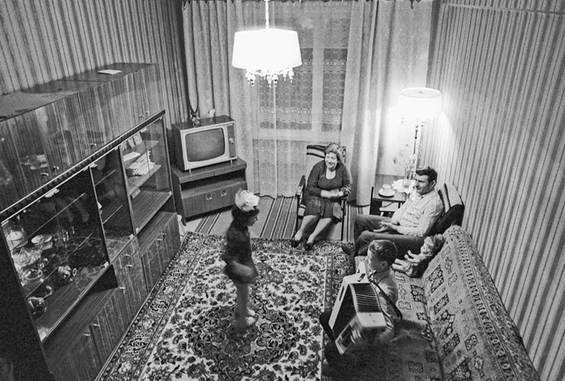 Советская семья в квартире