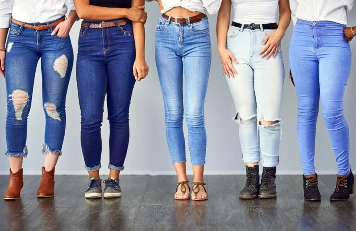 Женщины джинсах